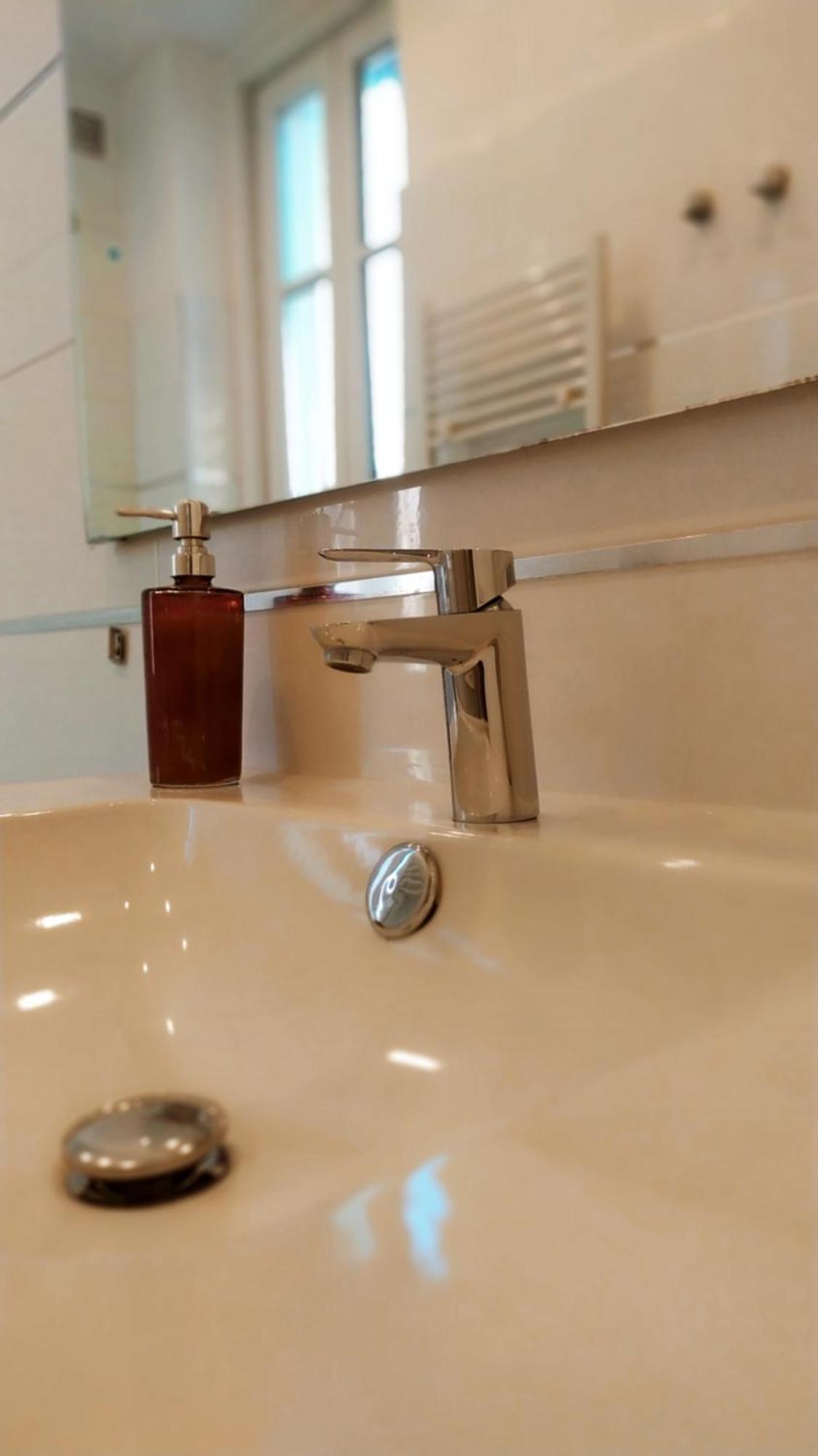 Modern Room With Private Bathroom Trento Rum bild